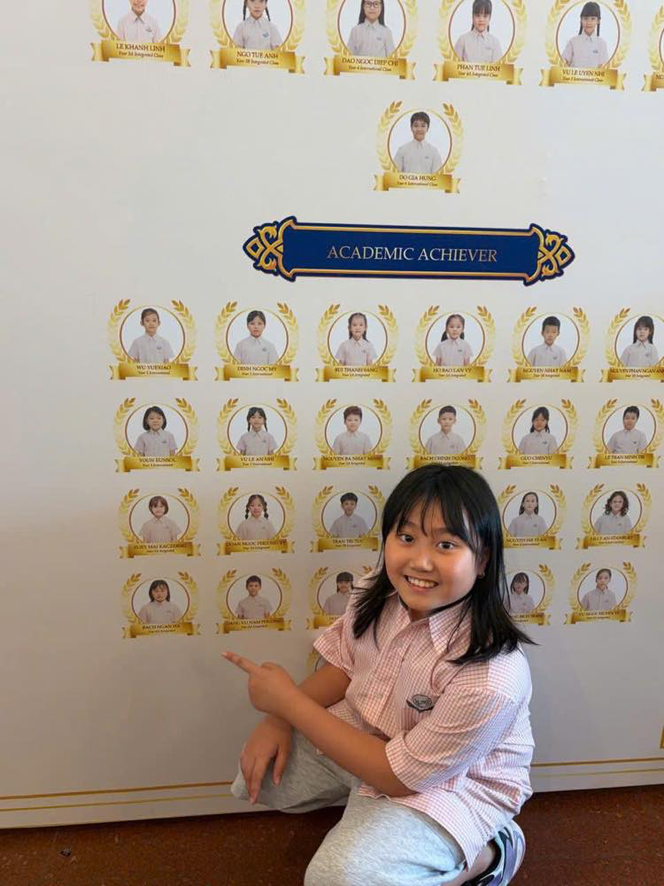 Con gái út Kẹo (Ngân Hà) trong ngày được tuyên dương cuối năm học.