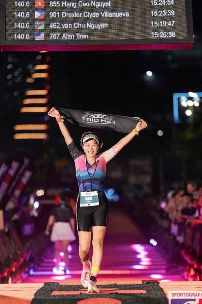 Về đích IRONMAN 140.6 Đà Nẵng trong đêm — số báo danh 855, tổng thời gian 15:24:54 (09/05/2026).