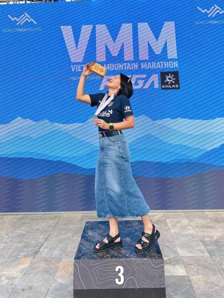 Trên bục Hạng Ba (podium số 3) — VMM Ultra 100 km, Sa Pa 09/2025.