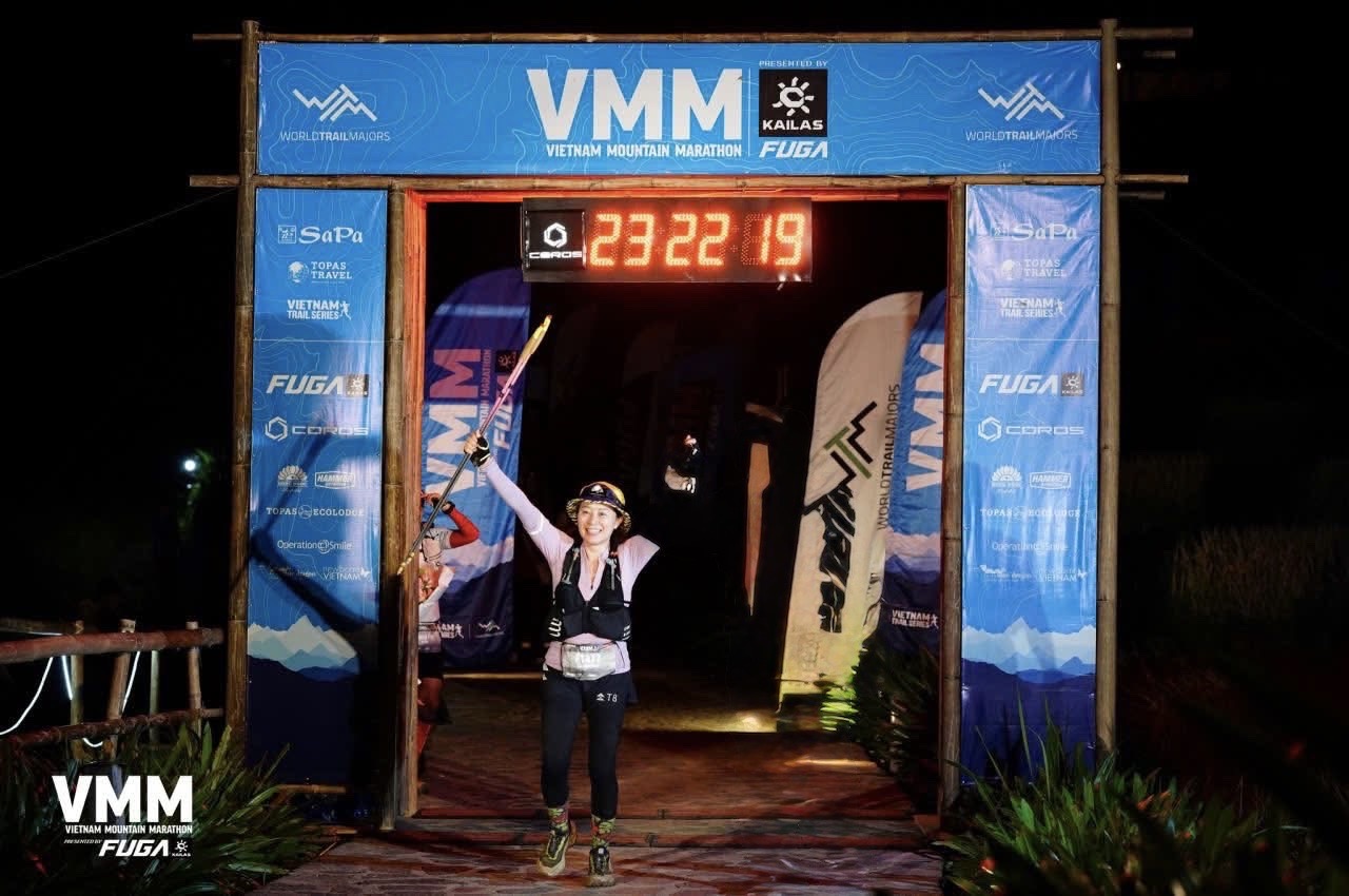 Về đích Vietnam Mountain Marathon Ultra 100 km giữa đêm Sa Pa — hơn 27 tiếng trên núi, hơn 5.700 m leo dốc. Không có đường tắt nào ở đây cả.